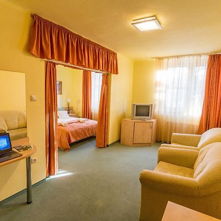 Salgo Hotel ชาลโกตาร์ยัน ภายนอก รูปภาพ