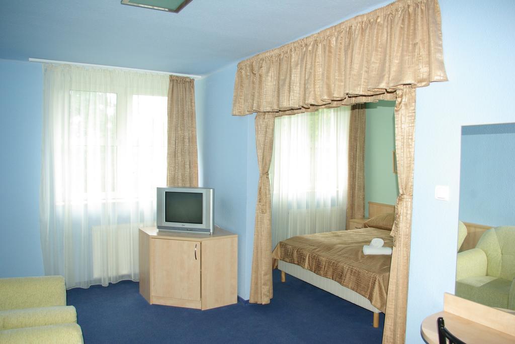 Salgo Hotel ชาลโกตาร์ยัน ห้อง รูปภาพ