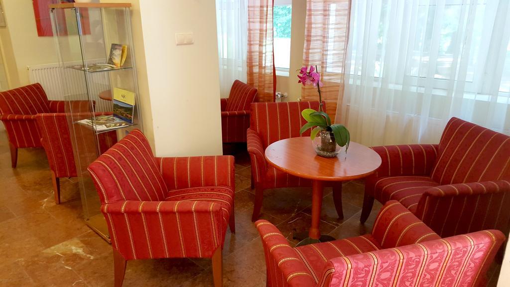 Salgo Hotel ชาลโกตาร์ยัน ภายนอก รูปภาพ