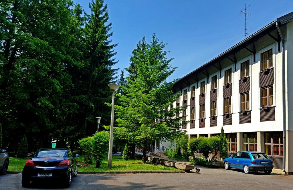 Salgo Hotel ชาลโกตาร์ยัน ภายนอก รูปภาพ