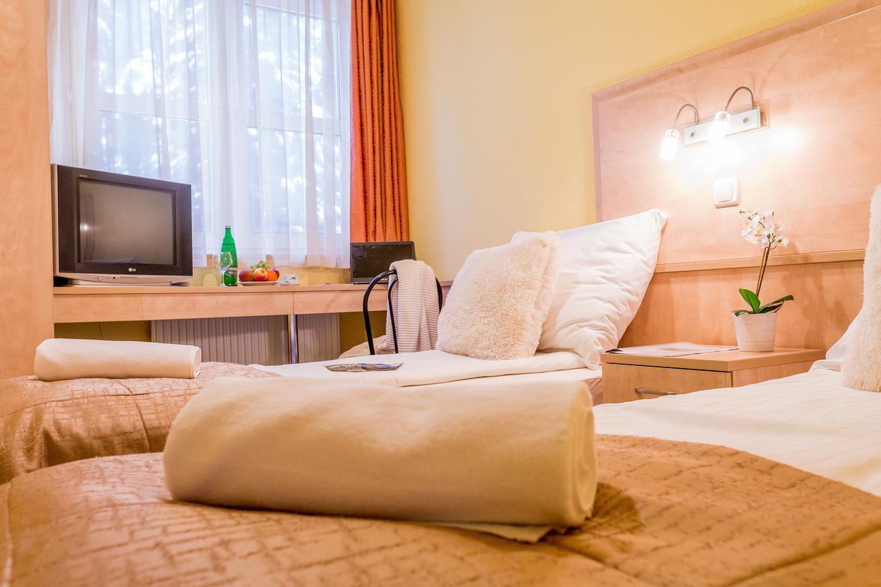 Salgo Hotel ชาลโกตาร์ยัน ภายนอก รูปภาพ