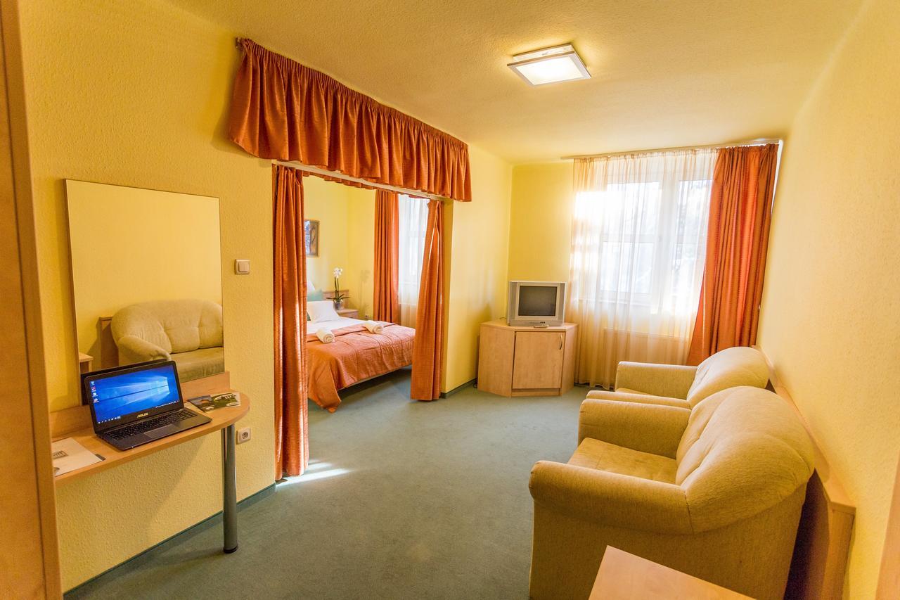 Salgo Hotel ชาลโกตาร์ยัน ภายนอก รูปภาพ