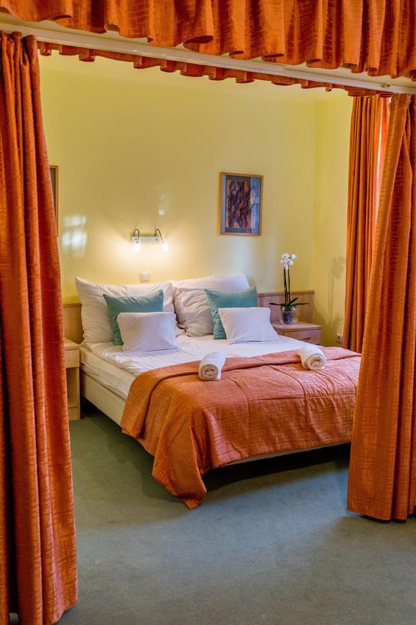 Salgo Hotel ชาลโกตาร์ยัน ภายนอก รูปภาพ