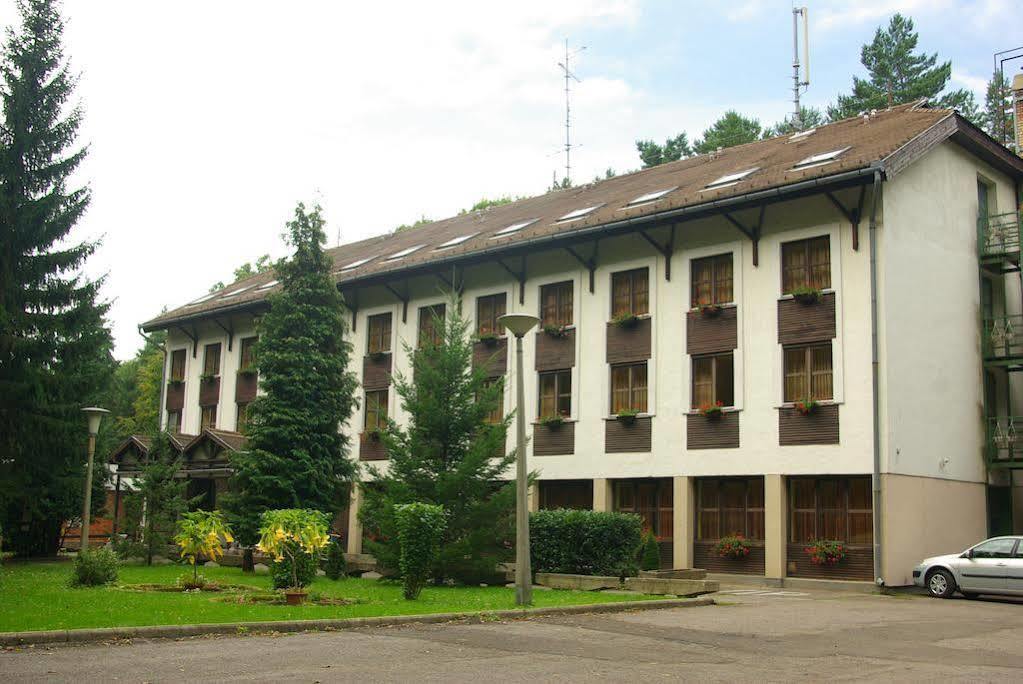 Salgo Hotel ชาลโกตาร์ยัน ภายนอก รูปภาพ