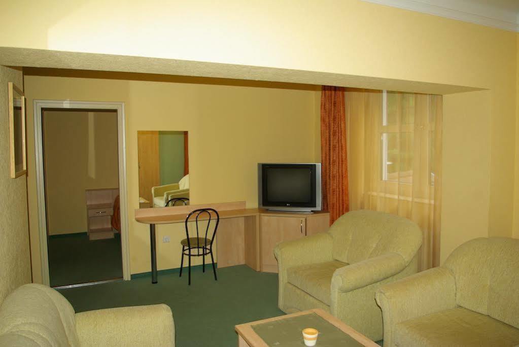 Salgo Hotel ชาลโกตาร์ยัน ภายนอก รูปภาพ