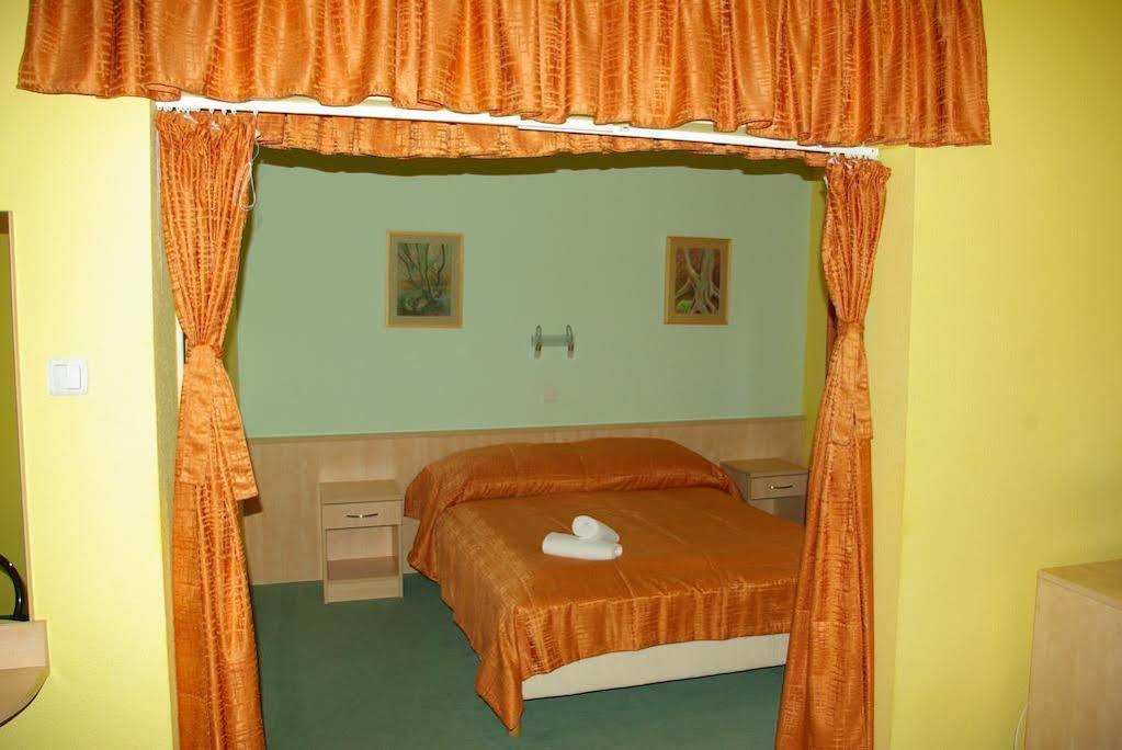Salgo Hotel ชาลโกตาร์ยัน ภายนอก รูปภาพ